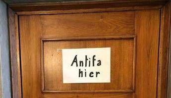 Il cartello del sindaco di Milano: Qui vive un antifascista Il cartello del sindaco di Milano: Qui vive un antifascista