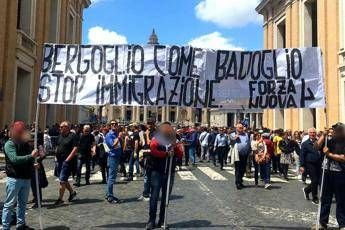 Blitz di Forza Nuova all'Angelus Blitz di Forza Nuova all'Angelus