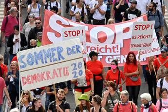 Covid, a Berlino mille persone in marcia contro misure anti contagio Covid, a Berlino mille persone in marcia contro misure anti contagio