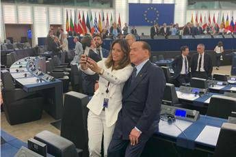 Selfie e autografi per Berlusconi a Strasburgo Selfie e autografi per Berlusconi a Strasburgo