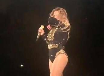 Beyoncé starnutisce sul palco, il pubblico in coro: 'Salute' /Video Beyoncé starnutisce sul palco, il pubblico in coro: 'Salute' /Video