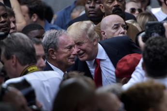 Bloomberg e le imbarazzanti foto con 'l'amico' Trump