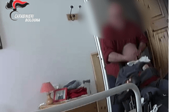 Botte agli anziani e violenze sessuali, orrore nella casa lager Botte agli anziani e violenze sessuali, orrore nella casa lager