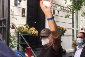 Briatore lascia l'ospedale, quarantena a casa Santanchè Briatore lascia l'ospedale, quarantena a casa Santanchè