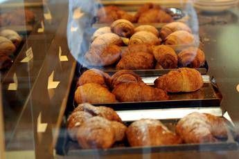 Barista becca ladri di brioche: Lavorate qui o vi denuncio Barista becca ladri di brioche: Lavorate qui o vi denuncio