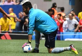 Euro 2016, Buffon influenzato salta l'allenamento. Lavoro differenziato per Candreva Euro 2016, Buffon influenzato salta l'allenamento. Lavoro differenziato per Candreva