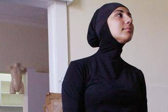 Cannes vieta il burkini in spiaggia, il sindaco: Metterebbe a rischio ordine pubblico Cannes vieta il burkini in spiaggia, il sindaco: Metterebbe a rischio ordine pubblico