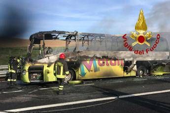 Bus studenti in gita in fiamme su A1 Bus studenti in gita in fiamme su A1