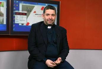 Satana e sette, l'allarme dell'esorcista /Video Satana e sette, l'allarme dell'esorcista /Video
