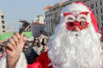 Babbo Natale rapina banca, poi regala soldi a passanti