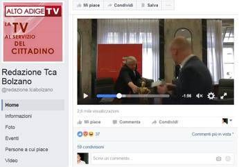 Bolzano, bagarre in Comune: statuetta del Duce al sindaco. E lui reagisce così Bolzano, bagarre in Comune: statuetta del Duce al sindaco. E lui reagisce così