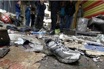 Autobombe a Baghdad fanno strage tra la folla, l'Is rivendica Autobombe a Baghdad fanno strage tra la folla, l'Is rivendica