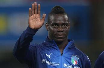 Balotelli in campo con la figlia Pia in braccio Balotelli in campo con la figlia Pia in braccio