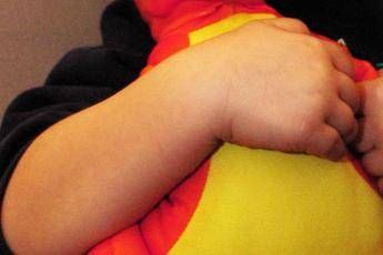 Bimba di 4 anni violentata dal padre Bimba di 4 anni violentata dal padre