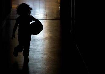Abusate da piccole, ritrovano su Facebook il patrigno e lo fanno arrestare Abusate da piccole, ritrovano su Facebook il patrigno e lo fanno arrestare