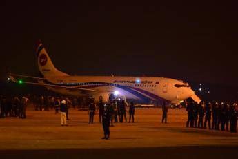Aereo fatto atterrare in Bangladesh. Dirottatore ucciso da forze speciali Aereo fatto atterrare in Bangladesh. Dirottatore ucciso da forze speciali