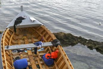 Imbarcazione di legno approda a Lampedusa