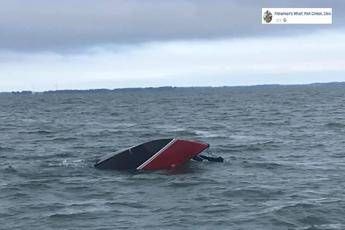Rimane aggrappato alla barca capovolta per 12 ore, salvo Rimane aggrappato alla barca capovolta per 12 ore, salvo