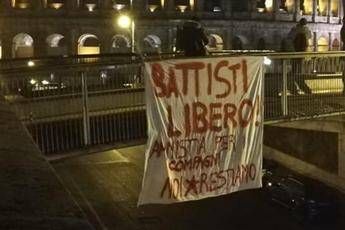 Cesare libero, striscione pro Battisti al Colosseo Cesare libero, striscione pro Battisti al Colosseo