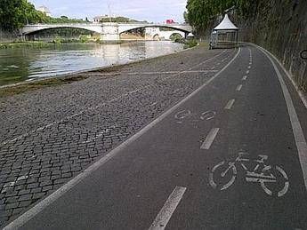 Roma, giovane in bicicletta cade nel Tevere: è grave Roma, giovane in bicicletta cade nel Tevere: è grave