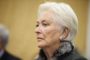 Belgio, la regina Paola ricoverata per una frattura vertebrale Belgio, la regina Paola ricoverata per una frattura vertebrale