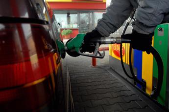Prezzi carburanti, continua lenta discesa