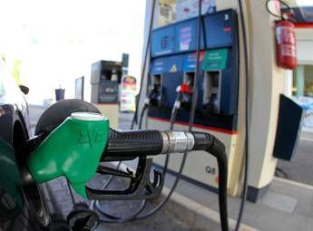 Continua il trend al rialzo dei prezzi dei carburanti alla pompa Continua il trend al rialzo dei prezzi dei carburanti alla pompa