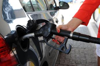 Benzina e diesel, prezzi ancora in calo
