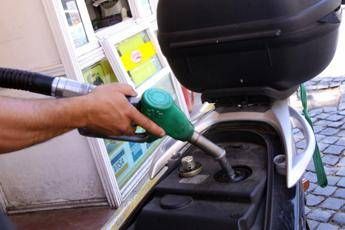 Carburanti, prezzi ancora in calo