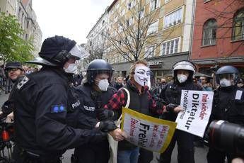 Coronavirus, centinaia in piazza a Berlino e Stoccarda