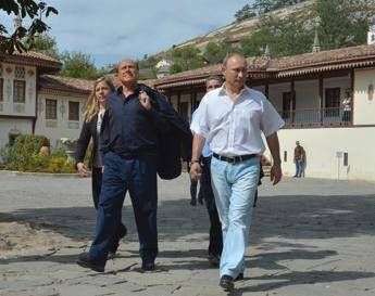 Berlusconi in Crimea, Kiev condanna la visita: Contraria alla politica Ue'' Berlusconi in Crimea, Kiev condanna la visita: Contraria alla politica Ue''