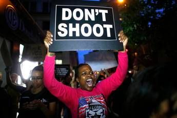 Usa, nuove proteste contro la polizia: 5 agenti feriti Usa, nuove proteste contro la polizia: 5 agenti feriti