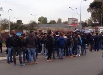 Polemiche su sit-in Casapound a Roma, la questura: Non ha impedito l'ingresso dei rom a scuola Polemiche su sit-in Casapound a Roma, la questura: Non ha impedito l'ingresso dei rom a scuola