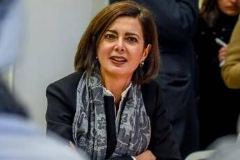 Ue ci boccia e Salvini posta gatti, la stoccata di Boldrini Ue ci boccia e Salvini posta gatti, la stoccata di Boldrini