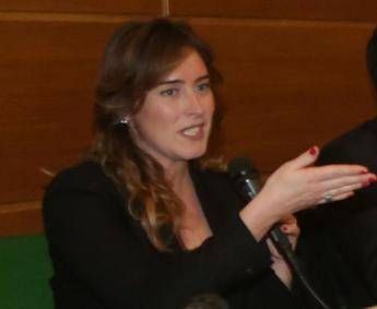 La Boschi si toglie la giacca, brusio in sala: Mica sono nuda! /Video La Boschi si toglie la giacca, brusio in sala: Mica sono nuda! /Video