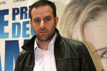 Così distruggete un uomo, la moglie difende Brizzi Così distruggete un uomo, la moglie difende Brizzi