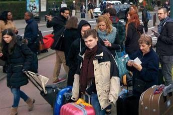 Attacco aeroporto Bruxelles, la gente è fuggita abbandonando le valigie Attacco aeroporto Bruxelles, la gente è fuggita abbandonando le valigie