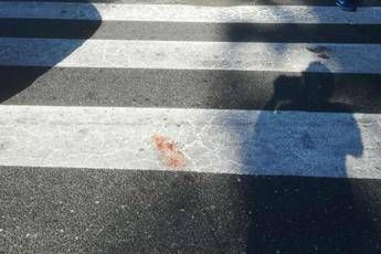 Roma, cade nella buca e finisce all'ospedale Roma, cade nella buca e finisce all'ospedale