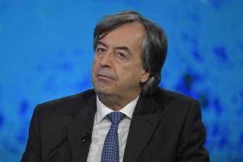 Coronavirus, Burioni: Si può uscire di casa ma da soli Coronavirus, Burioni: Si può uscire di casa ma da soli