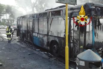 Roma, ancora bus in fiamme: salvi autista e passeggero