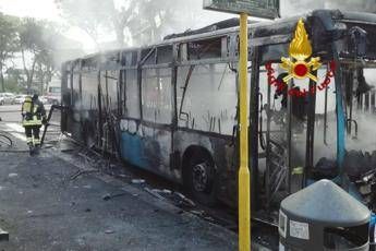 Roma, ancora bus in fiamme: salvi autista e passeggero Roma, ancora bus in fiamme: salvi autista e passeggero