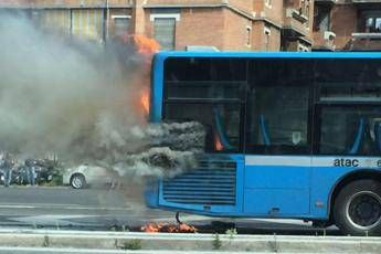 Bus in fiamme a Roma Bus in fiamme a Roma