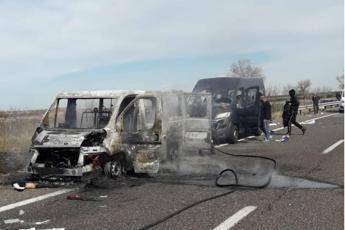 Pullman tifosi Lecce bruciato da ultras Bari in autostrada Pullman tifosi Lecce bruciato da ultras Bari in autostrada