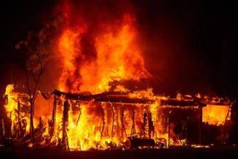 Inferno di fuoco in California: 5 morti Inferno di fuoco in California: 5 morti