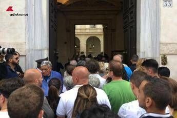 Folla alla camera ardente Folla alla camera ardente