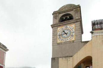 Maltempo, danni a Capri: cade pezzo cornicione da campanile in Piazzetta Maltempo, danni a Capri: cade pezzo cornicione da campanile in Piazzetta