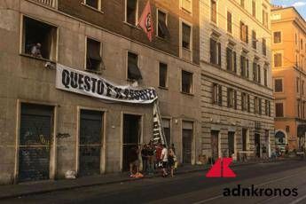 Roma, rimossa scritta CasaPound da sede /Video Roma, rimossa scritta CasaPound da sede /Video