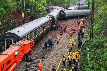 Cina, treno deraglia e prende fuoco: almeno 20 feriti