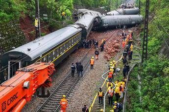 Cina, treno deraglia e prende fuoco: almeno 20 feriti Cina, treno deraglia e prende fuoco: almeno 20 feriti