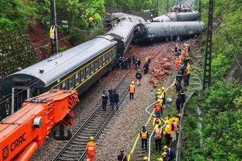 Cina, treno deraglia e prende fuoco: almeno 20 feriti